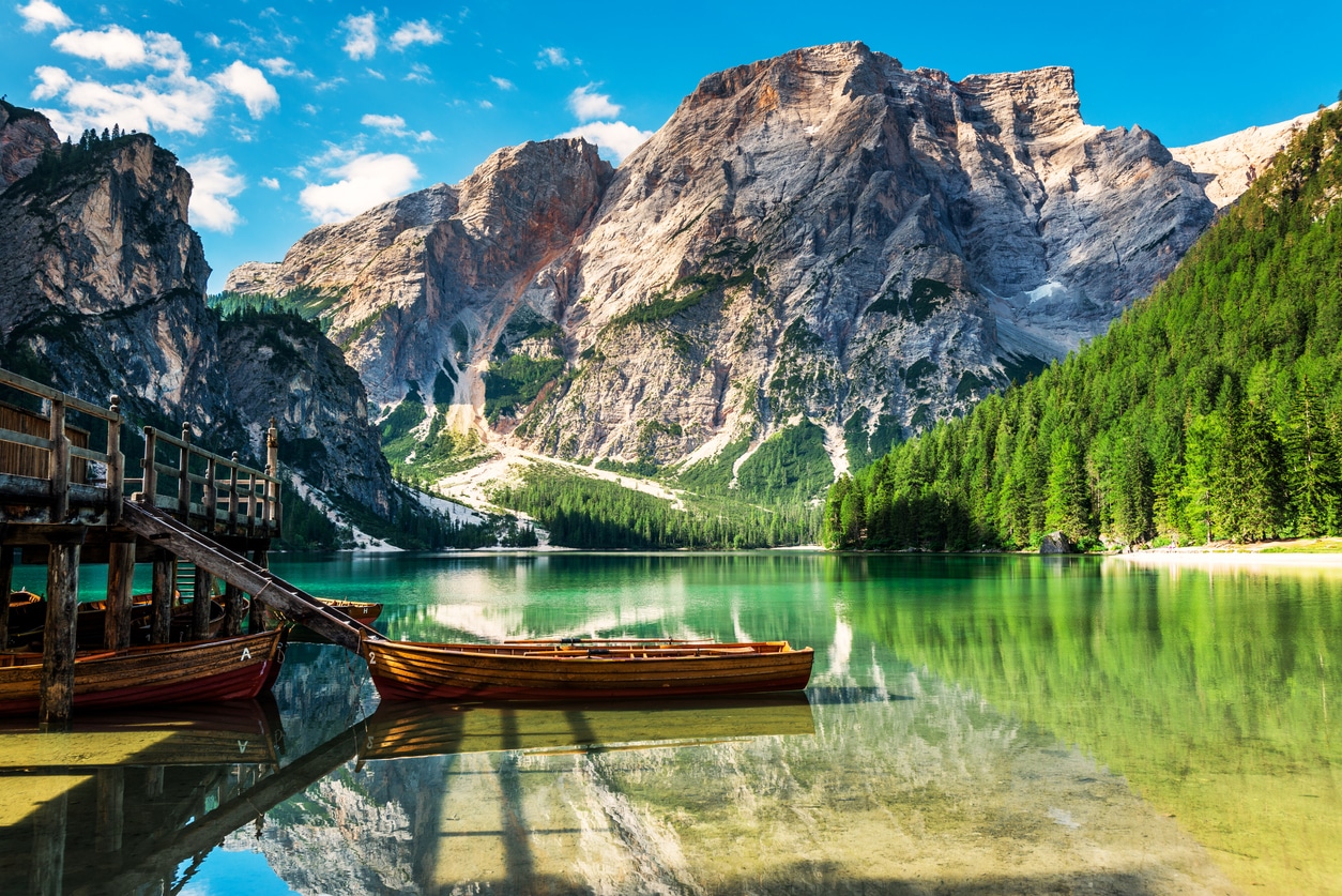 Die Seen in Südtirol sind ein tolles Ausflugsziel für Ihren Urlaub. Ihr kristallklares Wasser und die atemberaubende Umgebung laden zum Verweilen ein.