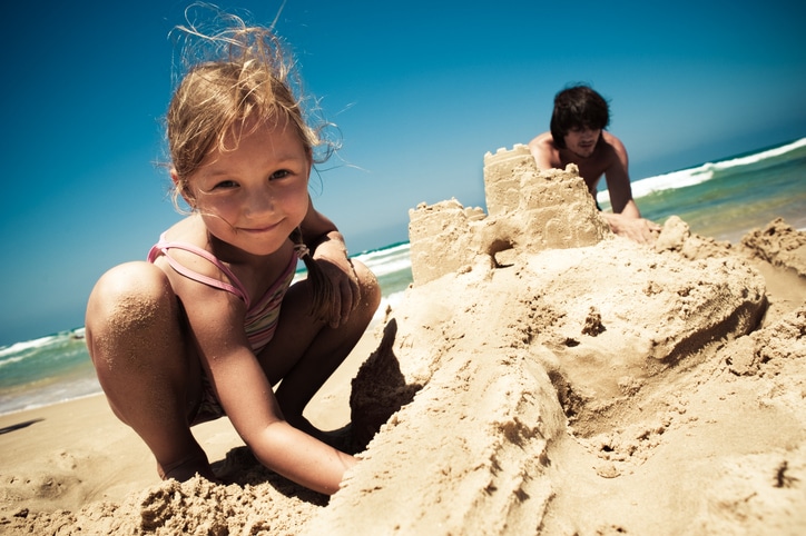 Strandspiele am Meer entdecken. Ob Burgen bauen für die Kleinen oder Volleyballturniere für die ganze Familie - am Strand wird es nicht langweilig.