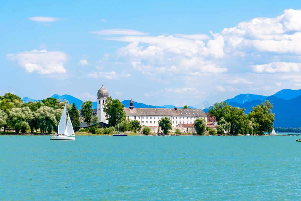 Der Chiemsee ist eines der Highlights von Bayern, einer der schönsten Urlaubsregionen 2025