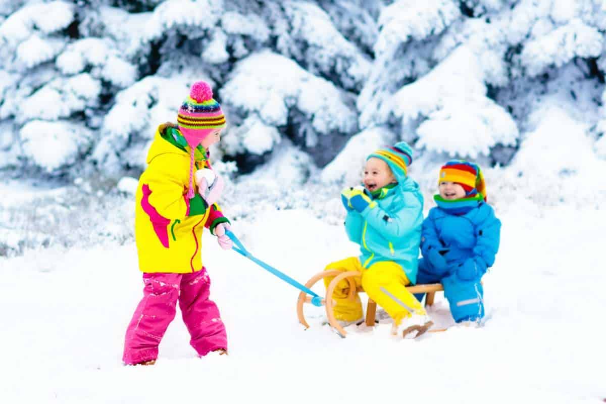 Rodeln in den Alpen im Winter