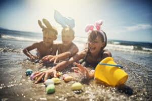 Kinder spielen im Meer während der Sommer-Osterzeit